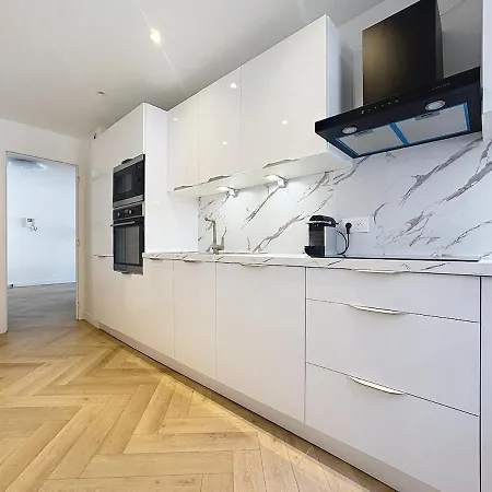 Chic Avec Balcon Carre D Or *