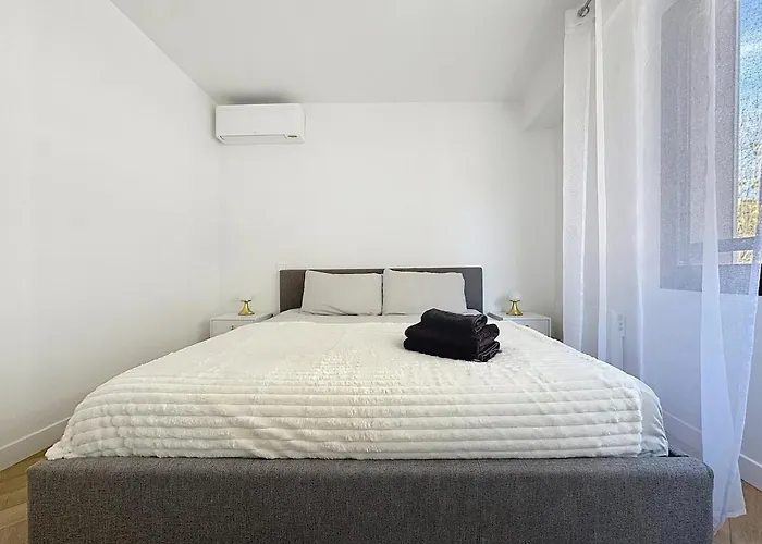 Chic Avec Balcon Carre D Or