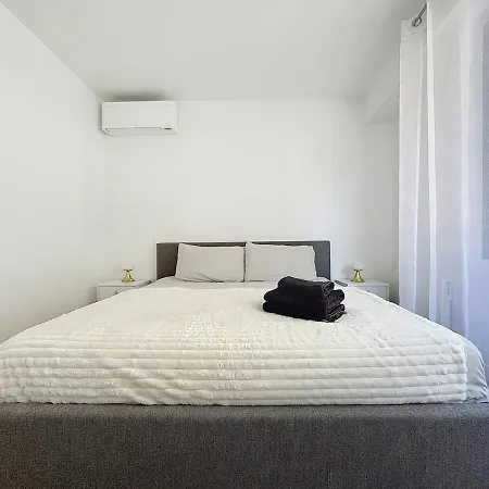 Chic Avec Balcon Carre D Or