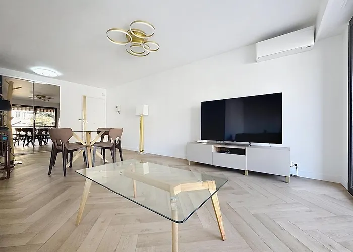 Chic Avec Balcon Carre D Or 니스